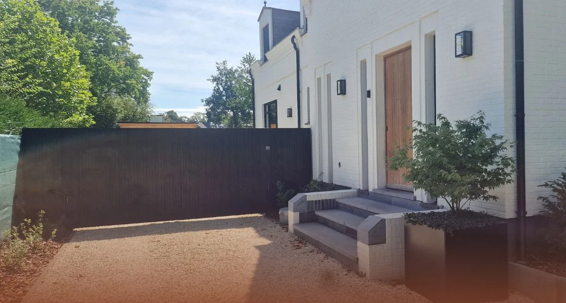 Inspirație pentru curtea din față cu alee de acces