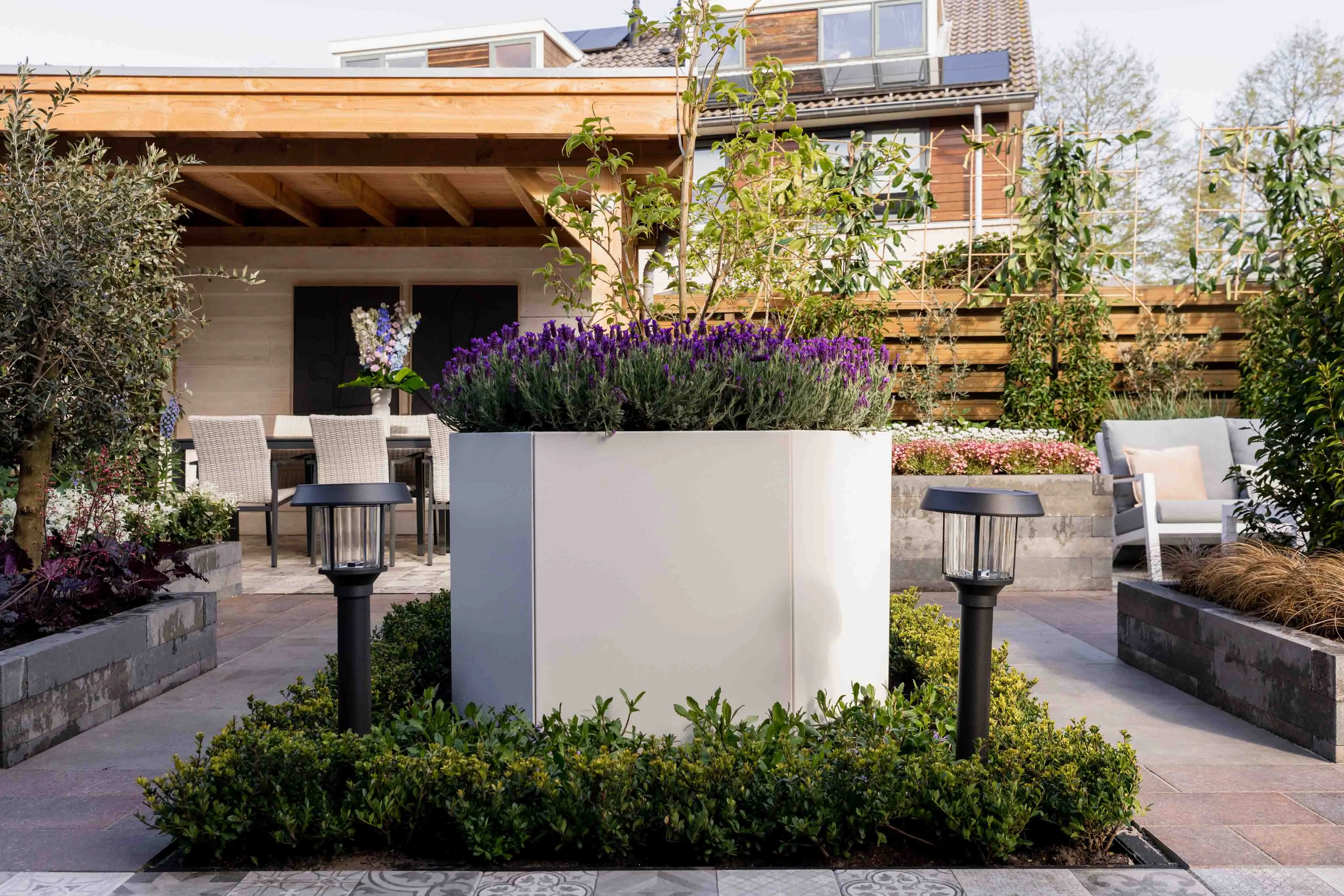 Inspirație pentru grădină: jardiniere mari pentru exterior